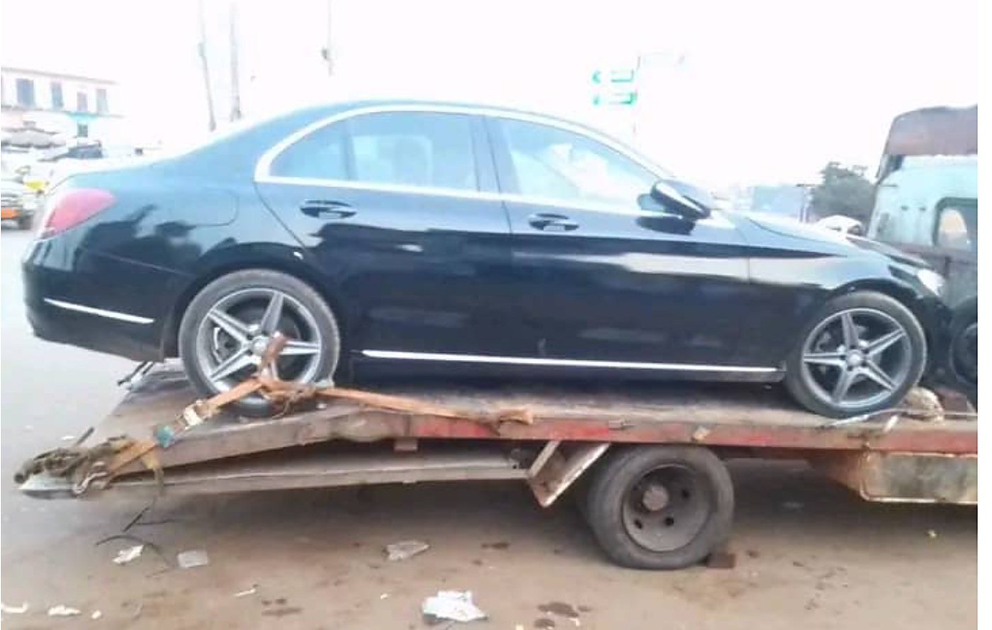 Remorquage d'une berline Mercedes sur plateau à Yaoundé