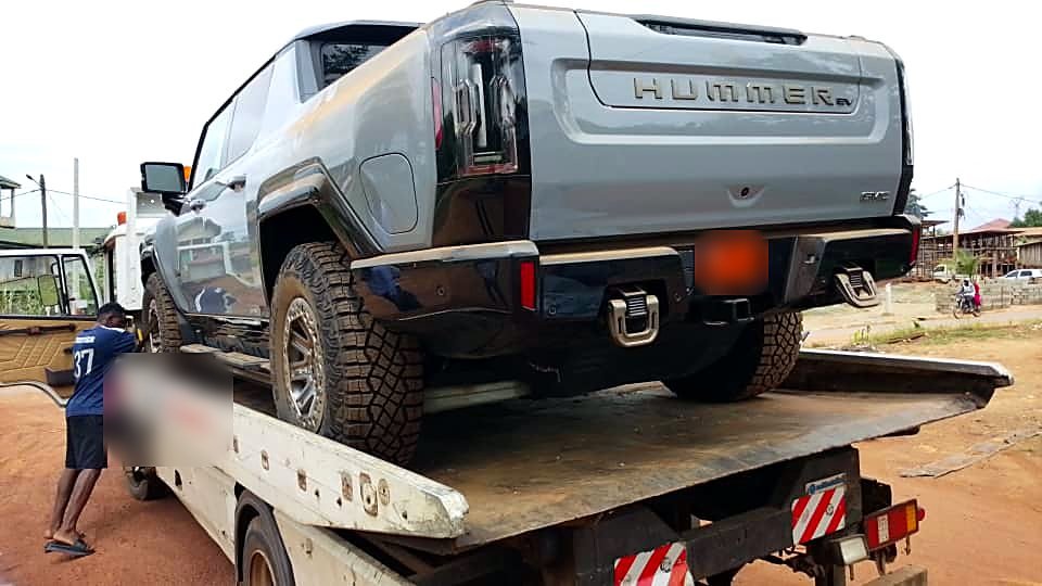 Dépanneuse plateau Remorquage237 transportant un Hummer EV à Yaoundé