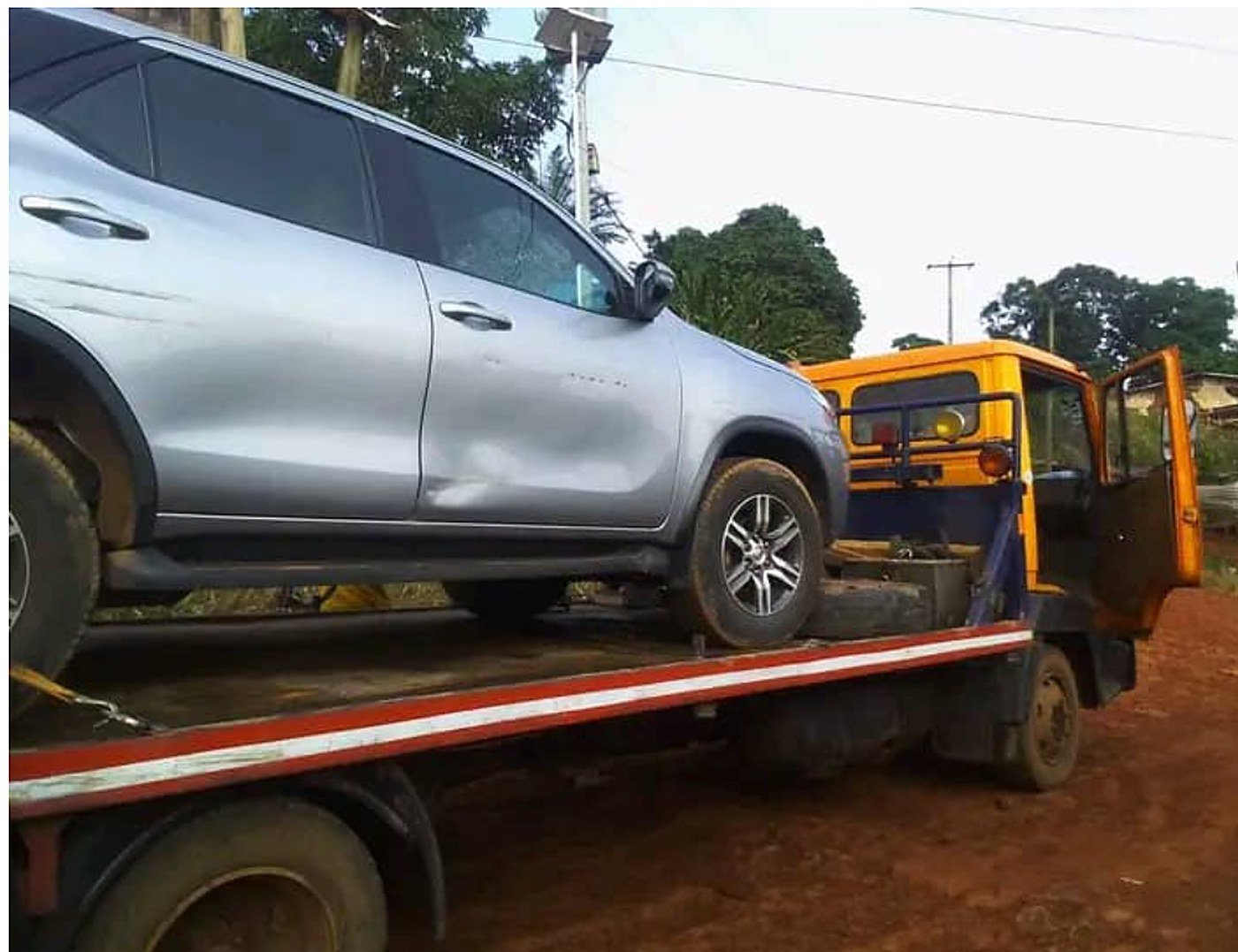 Remorquage d'un pick-up 4x4 sur camion-plateau à Yaoundé